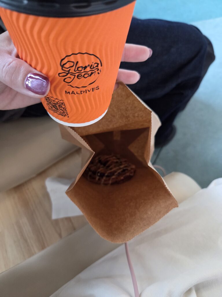 Gloria Jean's Coffeesのドリンクとシナモンロール（空港内、チェックイン後）